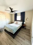 Spacious 4-bedroom house with Make-up bar, WiFi, Games, Hot-tub, & pool