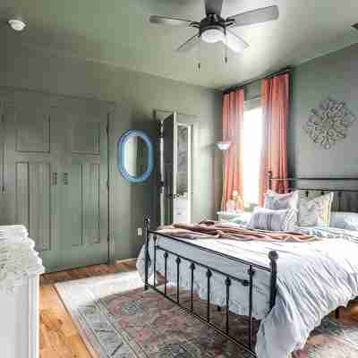 Moody, Vintage Retreat in Church Hill, Close to Parks, Restaurants + Nightlife Rooms