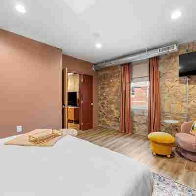 Walk to Stone Mountain Park! Historic Loft in Downtown Stone Mountain Rooms
