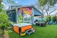 Chic 4Br Austin Retreat w/ Cowboy Pool, Hot Tub & Sauna — Near Downtown