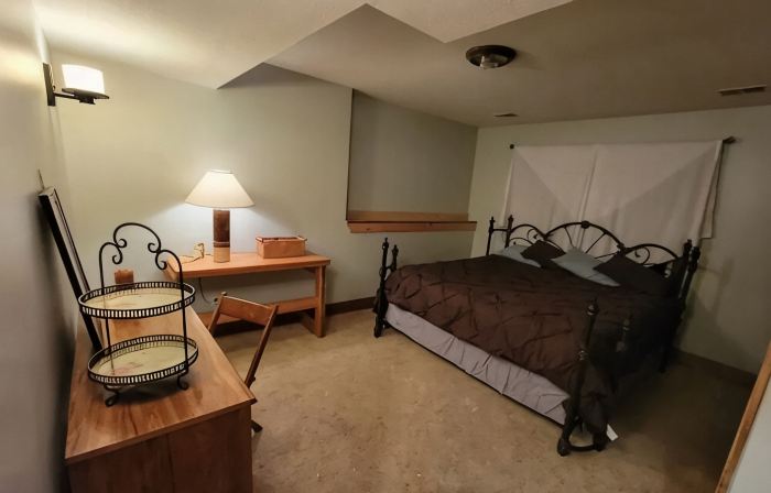 Charming 2-bedroom apartment with outdoor hot tub in rural area, private yard.