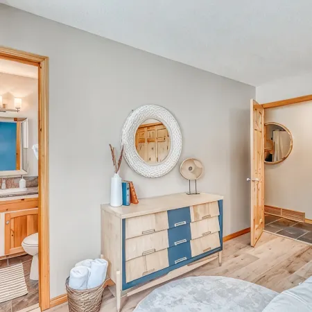 Boho Retreat w/King Bed on Bow River Pathway Отели рядом с достопримечательностью «Канадский олимпийский парк»