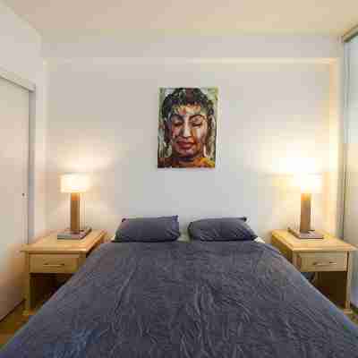 Stylish, Bright, Chinatown Condo, w/secure parking, pet ok, view, self-check-in. Rooms