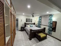 Charming 3-bedroom house with private pool! のホテル