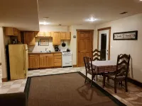 Charming 2-bedroom apartment with outdoor hot tub in rural area, private yard. Ξενοδοχεία στην πόλη Barry County