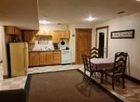 Charming 2-bedroom apartment with outdoor hot tub in rural area, private yard.