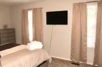 Cheerful 2 bedroom townhouse with indoor Fireplace - Gym