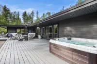 Stunning Waterfront Getaway!  Luxury Home on Acreage,  Natures Paradise - 4 stjerner