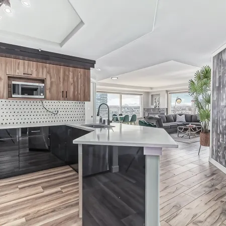 Downtown Sub Penthouse W City Views