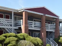 Born Free Suites by the Sea - Motels