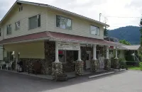 Totem Motel & Resort - parking