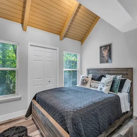 Hidden Gem Cabin: Dog friendly, cozy cabin nestled in the heart of Helen, GA