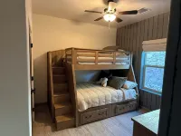 Desert Whisper 3-Bedroom Home with Xfinity Cable and WiFi, AC, EV Charger - 4-Star