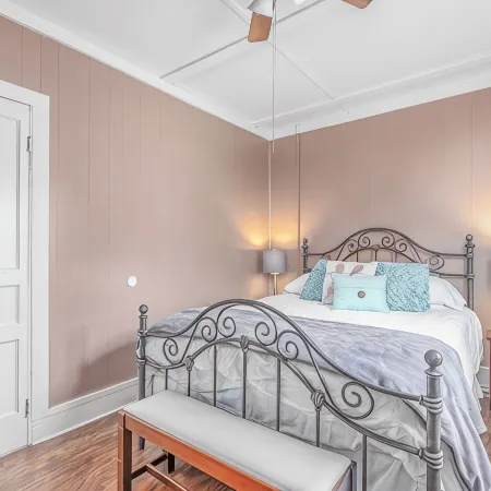 Close to Hospital and Downtown, Eastside Bungalow, Dogs Welcome + Fee