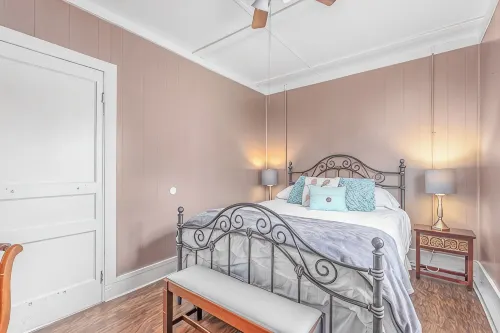 Close to Hospital and Downtown, Eastside Bungalow, Dogs Welcome + Fee - 2-Star