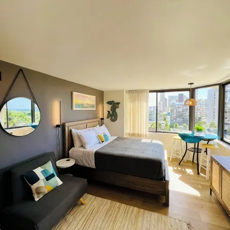 Waikiki Beach Designer Studio with Amazing Views