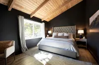 Romantic Getaway Cabin w/private hot tub, deck and fireplace - Hytter