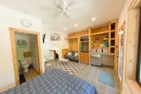 STUDIO 203: AMAZING Mountain Views - 5 Minutes to Downtown Durango! Pet Friendly - Mountain View