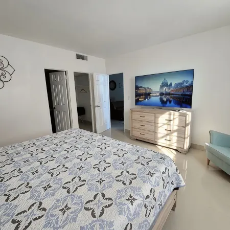 Beautiful OCEAN-VIEW apartment, right ON THE BEACH Hotels in Hallandale Beach