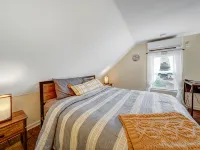 Cozy Chalet Bungalow in West Park - Cleveland Hotels near Cleveland Hopkins International Airport