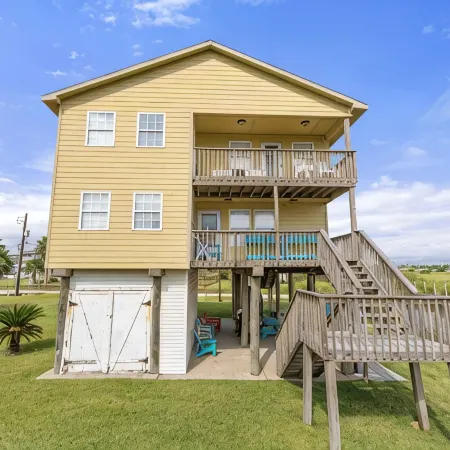 Galveston Beach House - 4Br Sleeps 12 - Steps to Gulf - Pets OK