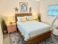Cozy, Coastal Cottage in Art District - ห้องครัว