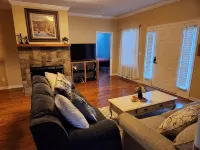 11. Spacious Lakeview home, King bed, minutes to downtown, shopping, boat ramps - 3성급