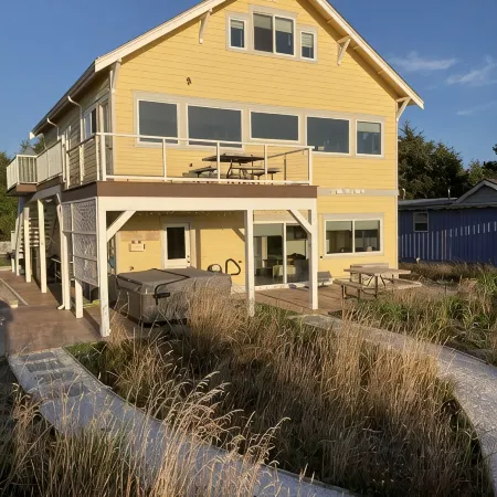 Family Fun Near Ocean Shores—Hot Tub, Elevator & Easy Dune Walk to Beach