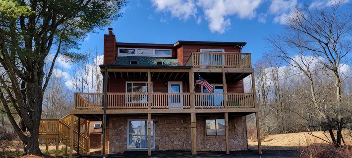 Across the street from lake, pool and clubhouse, great for kids, wolf themed! Hotels in Penn Forest Township