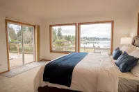 Sunset Lake Retreat@ Lake Tapps-Lakefront, Spacious, Sports Court, Kayaks - 4성급