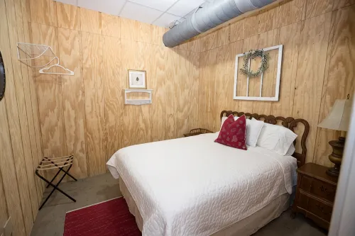 Southern Comfort Cabin- minutes from the river and the lake! - 2-Star
