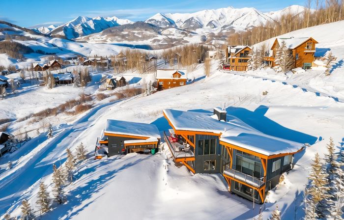 Couples retreat with private hot tub, endless views, and hiking trails above you