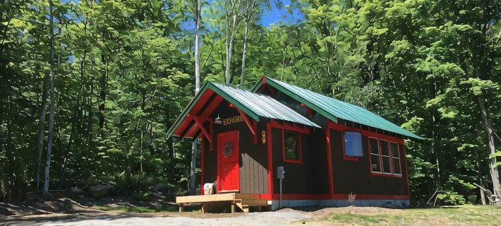 Handcrafted mountain cabin with gorgeous views ジョンズバーグのホテル
