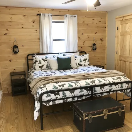 Hot tub-petfriendly-firepit-pool table-bar-3+acres
