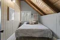 Rustic Chalet Retreat w/ Hot Tub - 3-Sterne