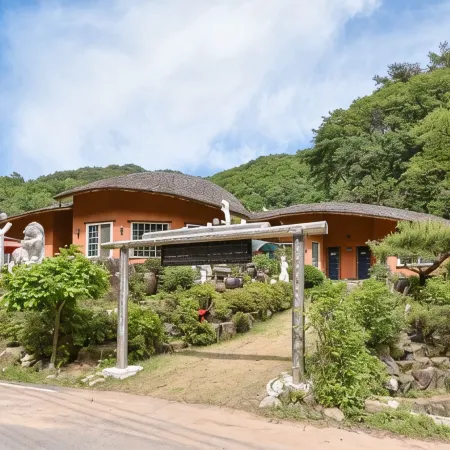Hoengseong Haetbitdungji Pension Отели рядом с достопримечательностью «Храм Курёнса»