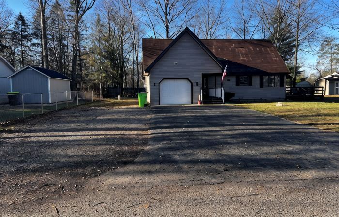 Clink’s Cabin- cozy home situated in beautiful picturesque Indian River Michigan