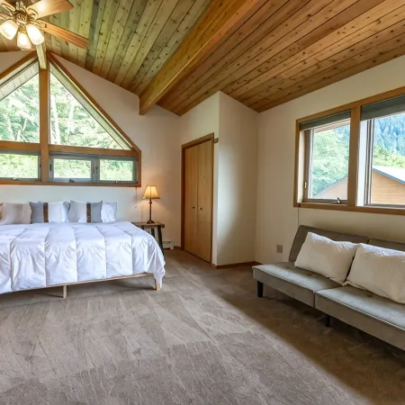 Luxury Auke Bay Chalet~ Ocean Views, Hot Tub, Sauna, Fireplace, Ultimate Retreat