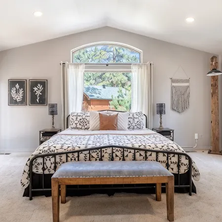 Peaceful getaway in the woods with fully fenced yard- Pet friendly!
