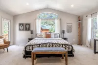 Peaceful getaway in the woods with fully fenced yard- Pet friendly! - Alppimaja