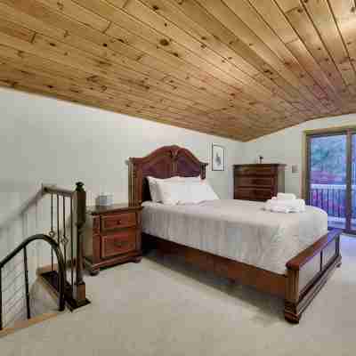 Paradise Pocono - Ultimate Arcade, Salt Pool and Hot Tub - Sleeps 14 Rooms