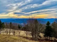 Modern Snowshoe Retreat - 3Br/2BA - Walk to Slopes + Mountain Views - balcony