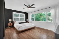 Mid-Century Boho Chic home with Pool, Game Room & Outdoor Playhouse. - プライペートプール