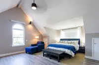 Newly  renovated, centrally located home with private gate, RV parking & Hot Tub - 4 tähden