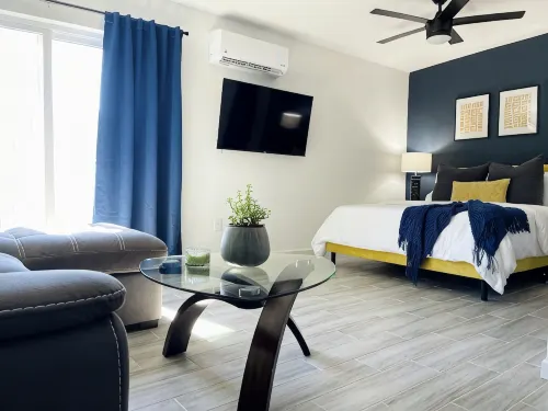 Detached studio guesthouse with full kitchen. - Bungalow