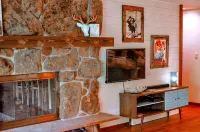 Chic downtown WP condo; 5 mins to slopes 🎿; walk to drinks🍹& dining, hot tub - Uima-altaat
