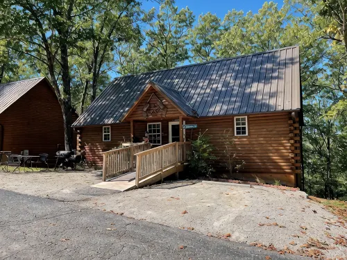 Trails End Cabin- 10 Min- Silver Dollar City; 15 Min- Branson; New Tiled Showers - Bathtub