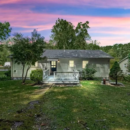 Charming Home Minutes from Town ! Close to Golf Course and Kings Dominion !