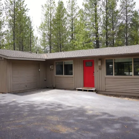 Updated 2bd/2ba. Walk to Village, dog friendly, SHARC passes.