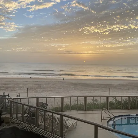 Oceanfront Studio - “also can’t get closer to the beach” View, comfy and clean!